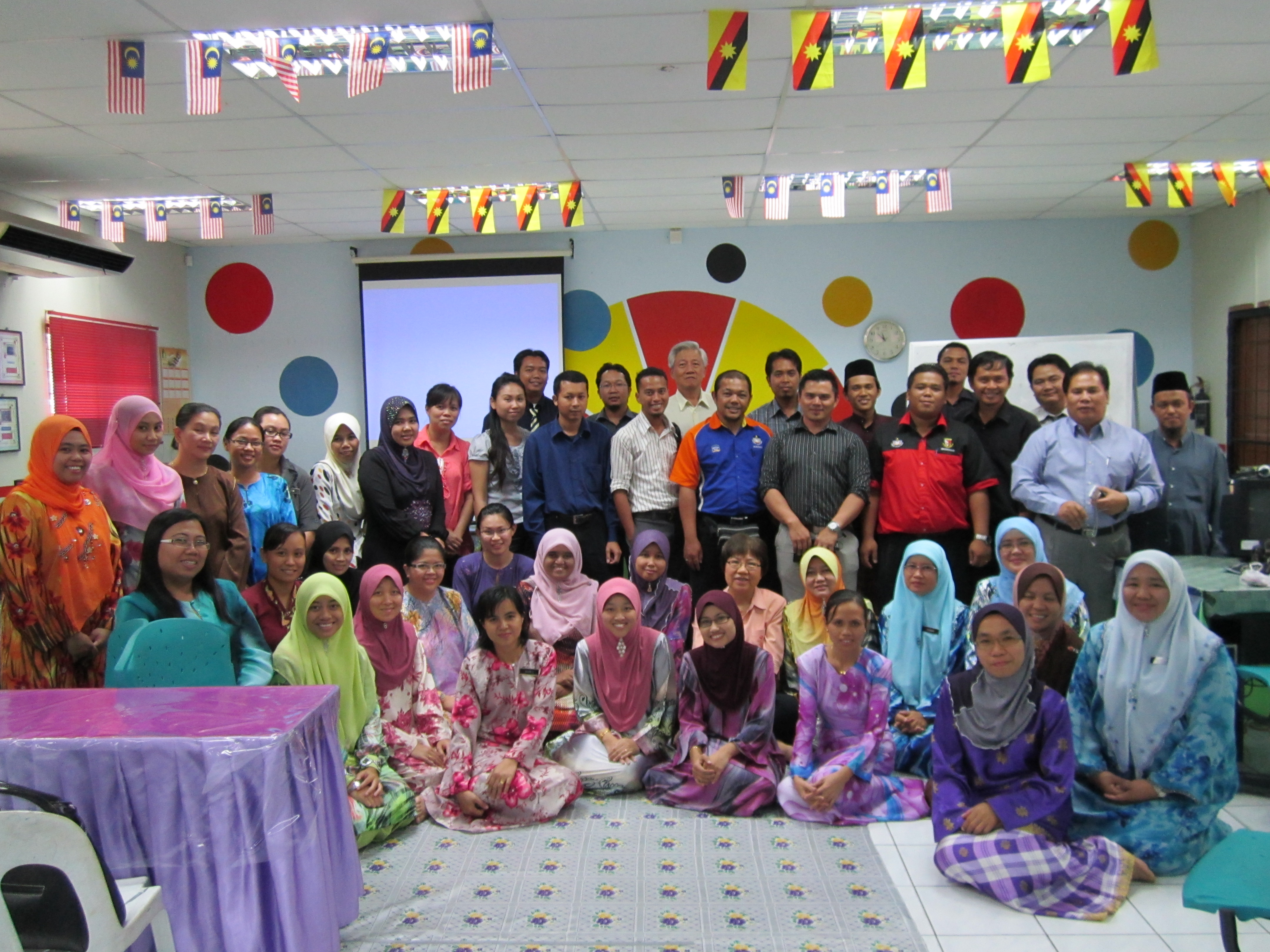 Group photo of Dyslexia Workshop Series 3 workshop at Limbang : Its Manifestations and What Teachers and Parents Can Do